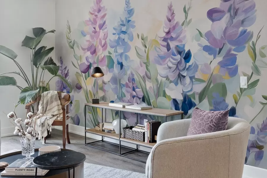 murais de parede Flores roxas e azuis texturizadas com folhas azuis, fundo claro, pinceladas suaves, cores vibrantes w09482
