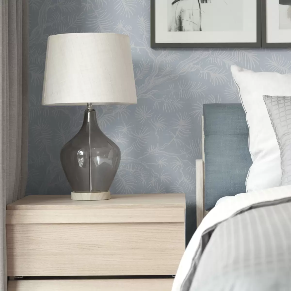 Papel de parede Galhos de pinheiro em tons claros sobre fundo azul a00838