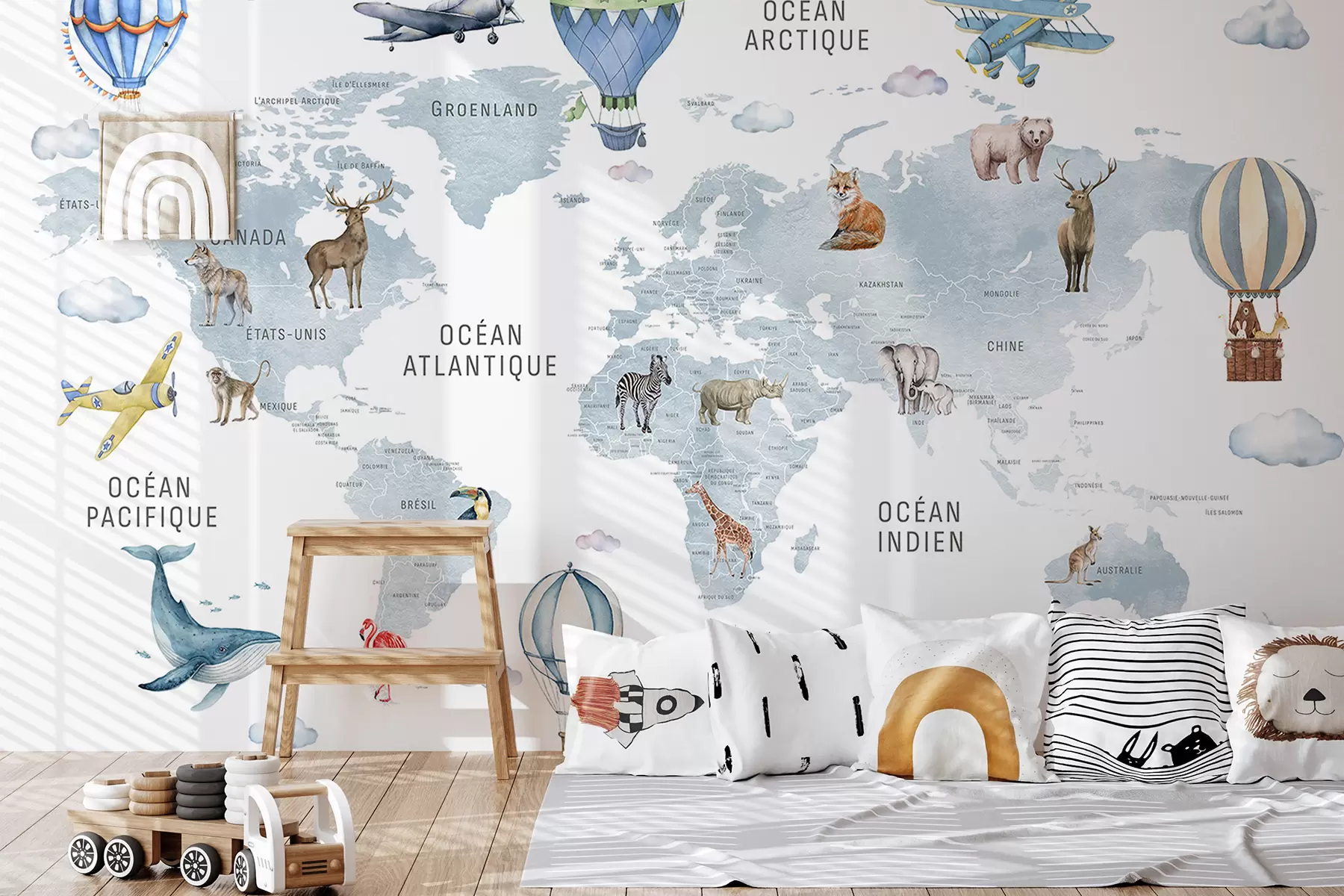 murais de parede Mapa infantil em estilo aquarela com animais e balões de ar quente. Em francês. Cor azul c00001frv1