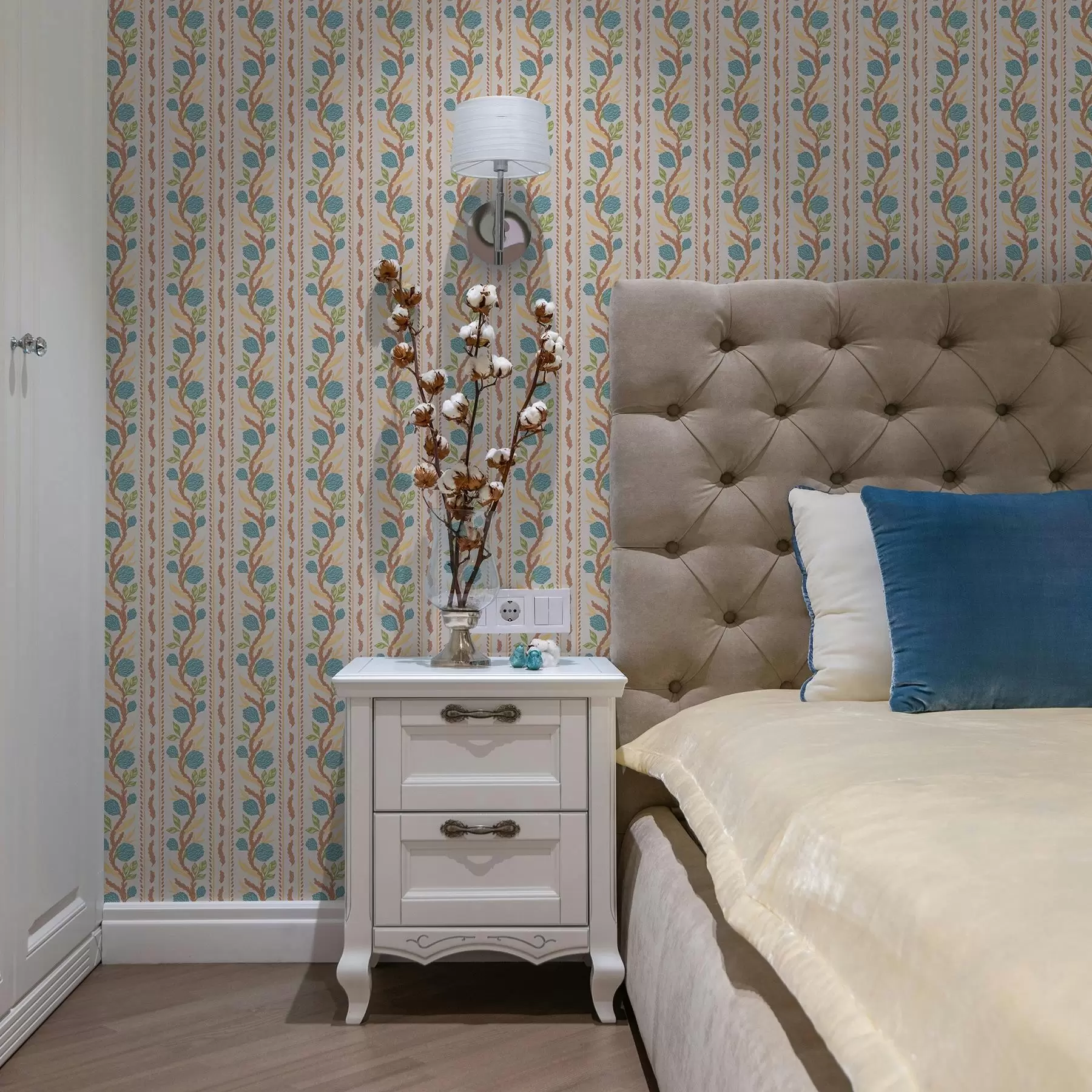 murais de parede Listras verticais com flores azuis sobre um fundo quente a00816v3