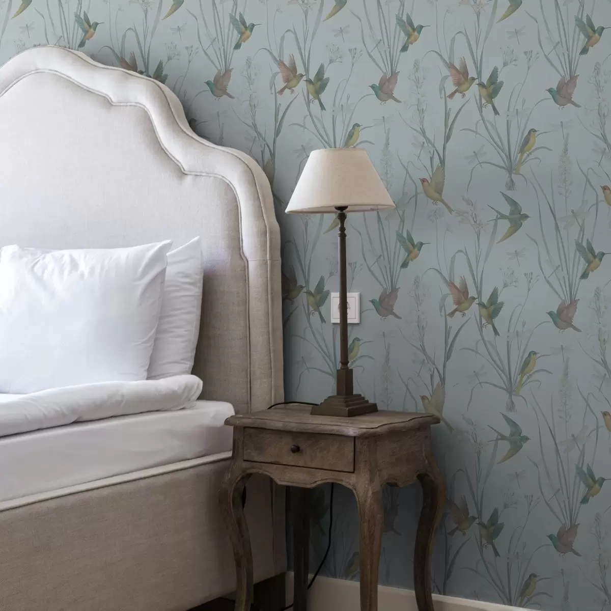 Papel de parede Pássaros entre as ervas do prado num terreno cinza-azulado a00776