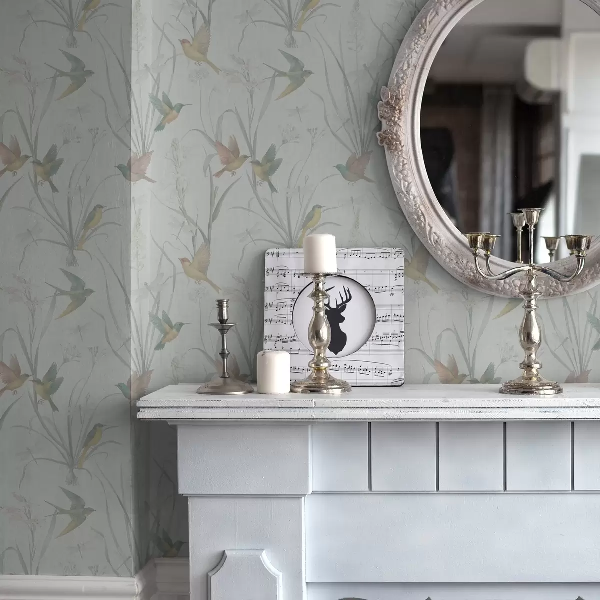 Papel de parede Pássaros entre as ervas do prado num terreno cinzento claro a00776v1