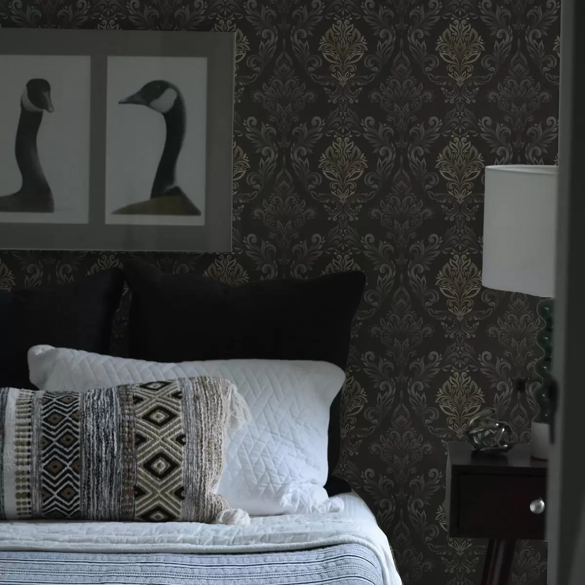 Papel de parede Damasco sobre fundo grafite escuro, detalhes em ocre-azeitona a00828v5