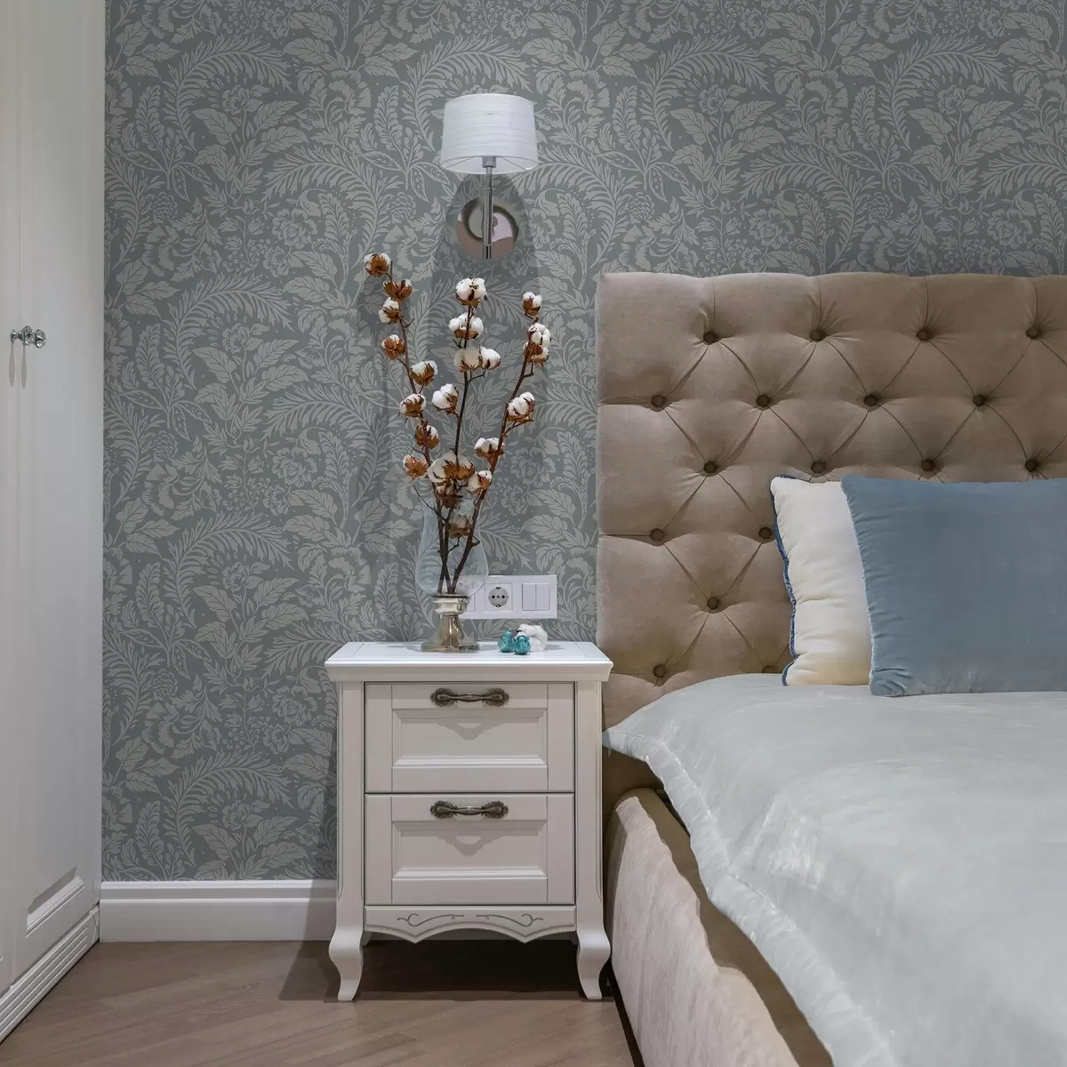 Papel de parede Padrão floral monocromático sobre fundo cinza-azulado a00859