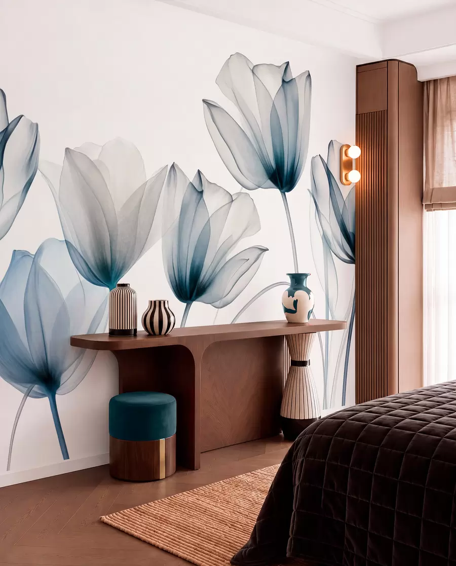 murais de parede Flores de tulipa translúcidas azuis e brancas com hastes longas, contra um fundo claro, arte floral delicada e texturizada w09538