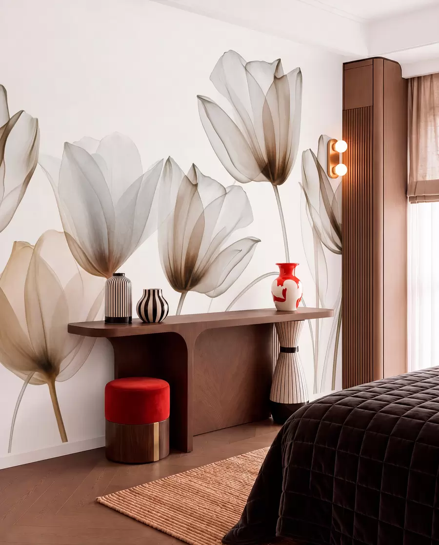 murais de parede Flores de tulipa translúcidas castanhas e brancas com hastes longas, contra um fundo claro, arte floral delicada e texturizada w09538v1