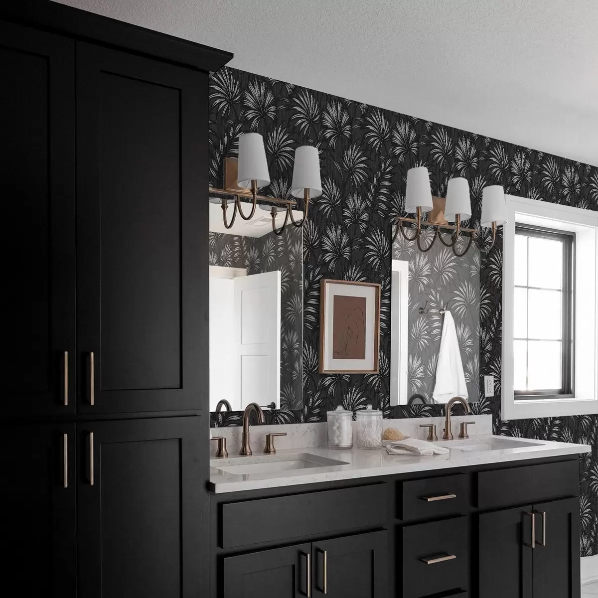 Papel de parede Folhas de palmeira em preto e branco sobre fundo escuro a00891