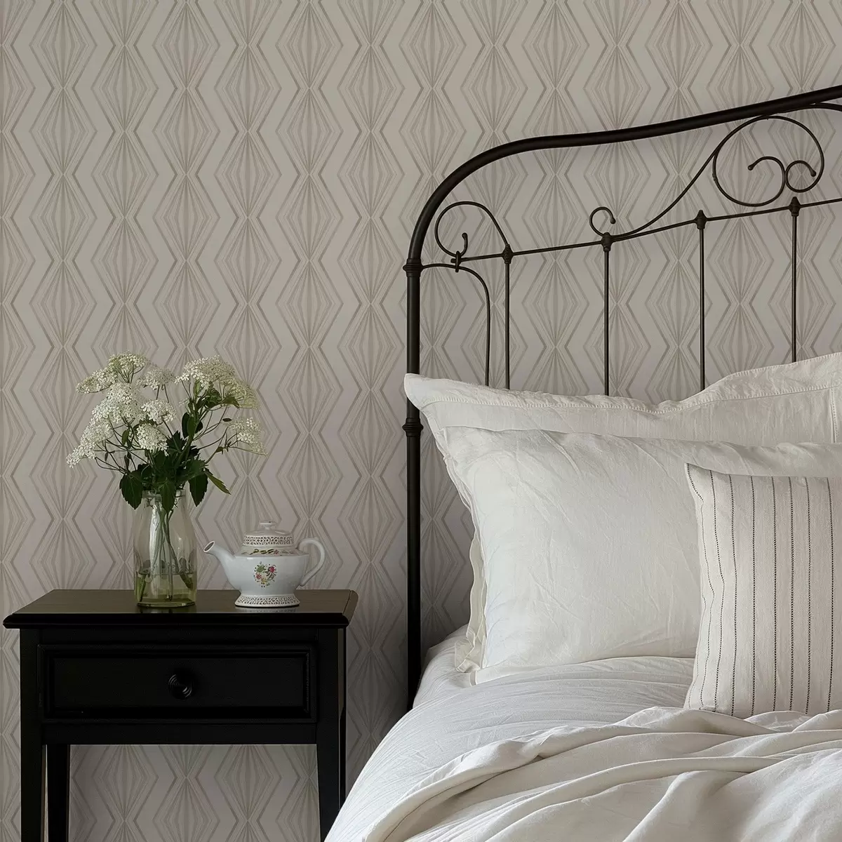 Papel de parede Ornamento leve em diamante em tons suaves de bege a00925v2