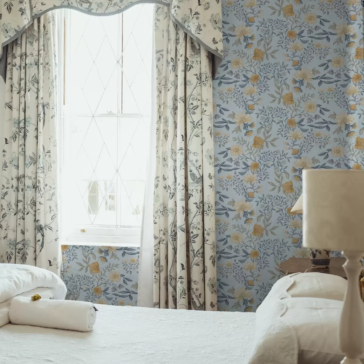 Papel de parede Flores amarelas e azuis com folhas sobre um fundo azul-celeste a00934