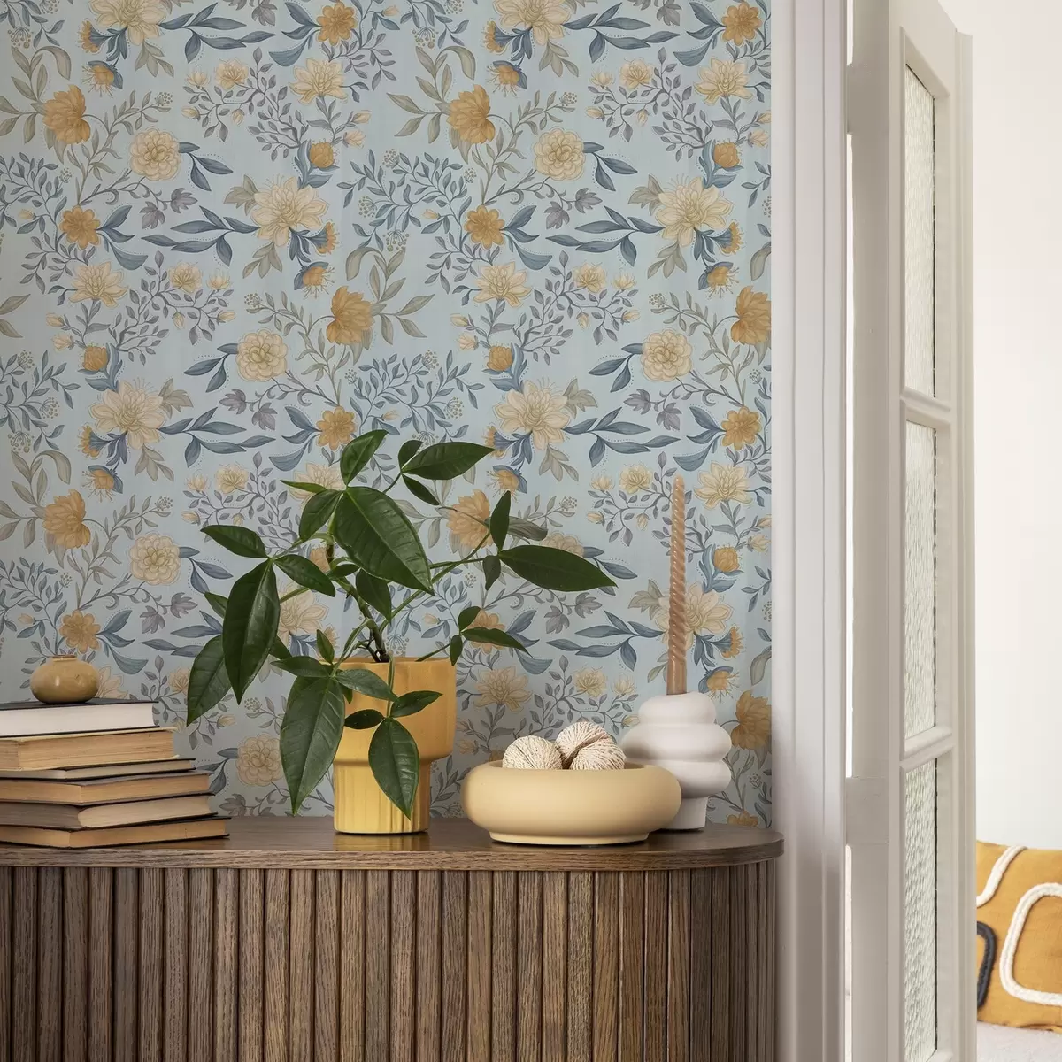 Papel de parede Flores amarelas e azuis com folhas sobre um fundo azul-celeste a00934