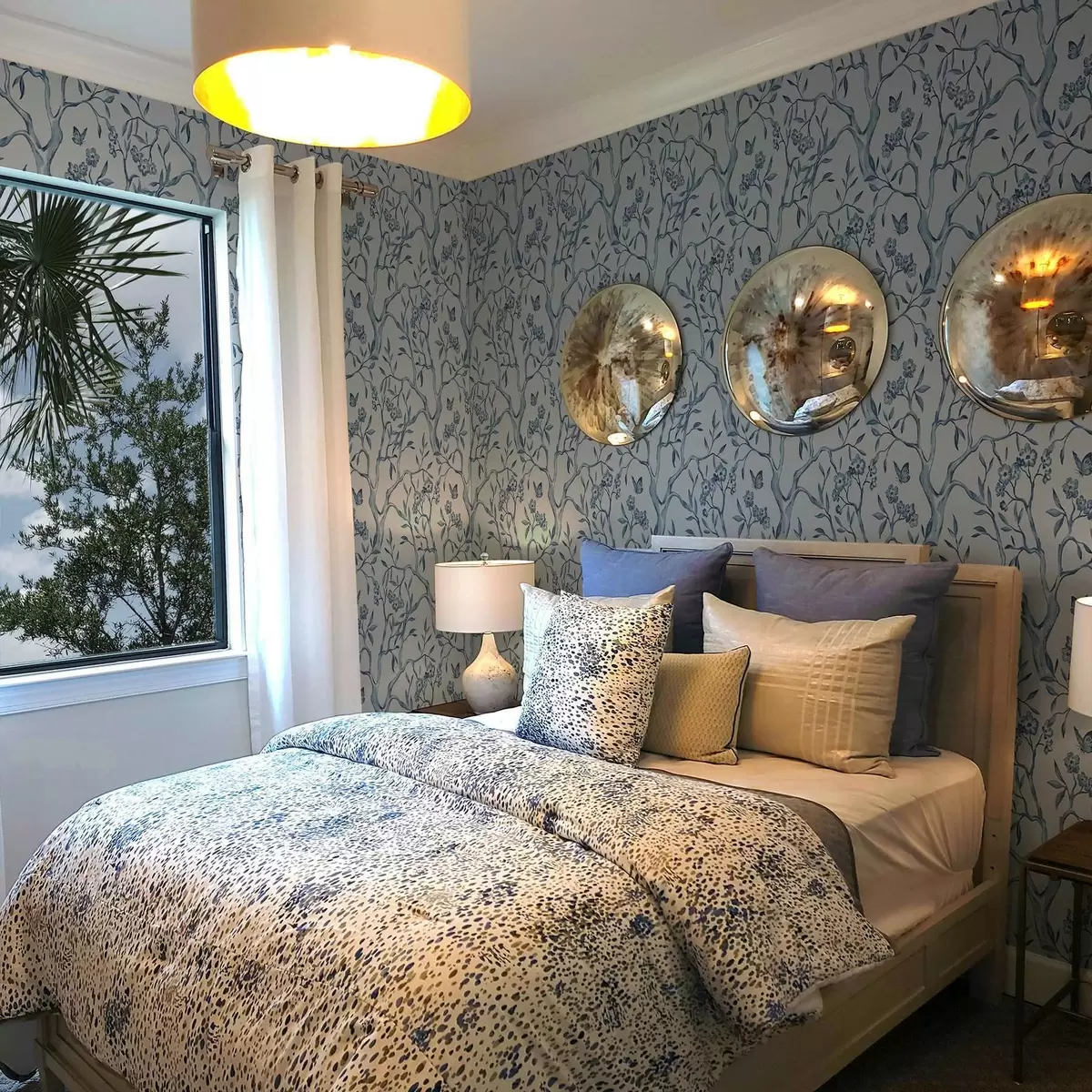 Papel de parede Galhos azuis em aquarela com flores e borboletas sobre fundo claro a00951