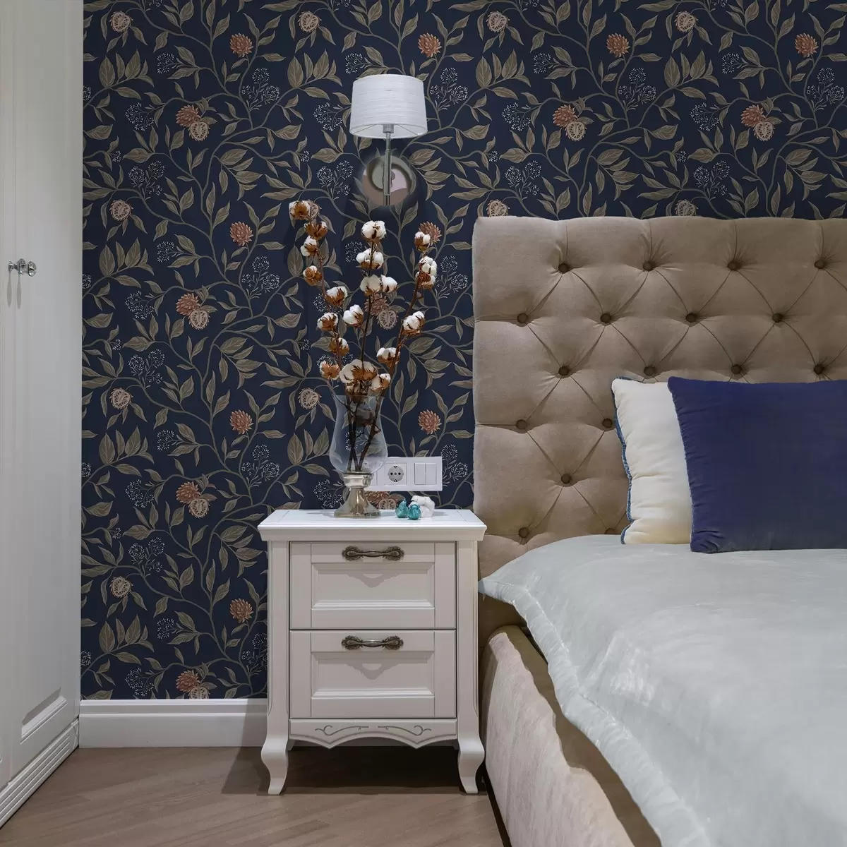 Papel de parede Jardim azul com ramos, frutos e pequenas flores a00959