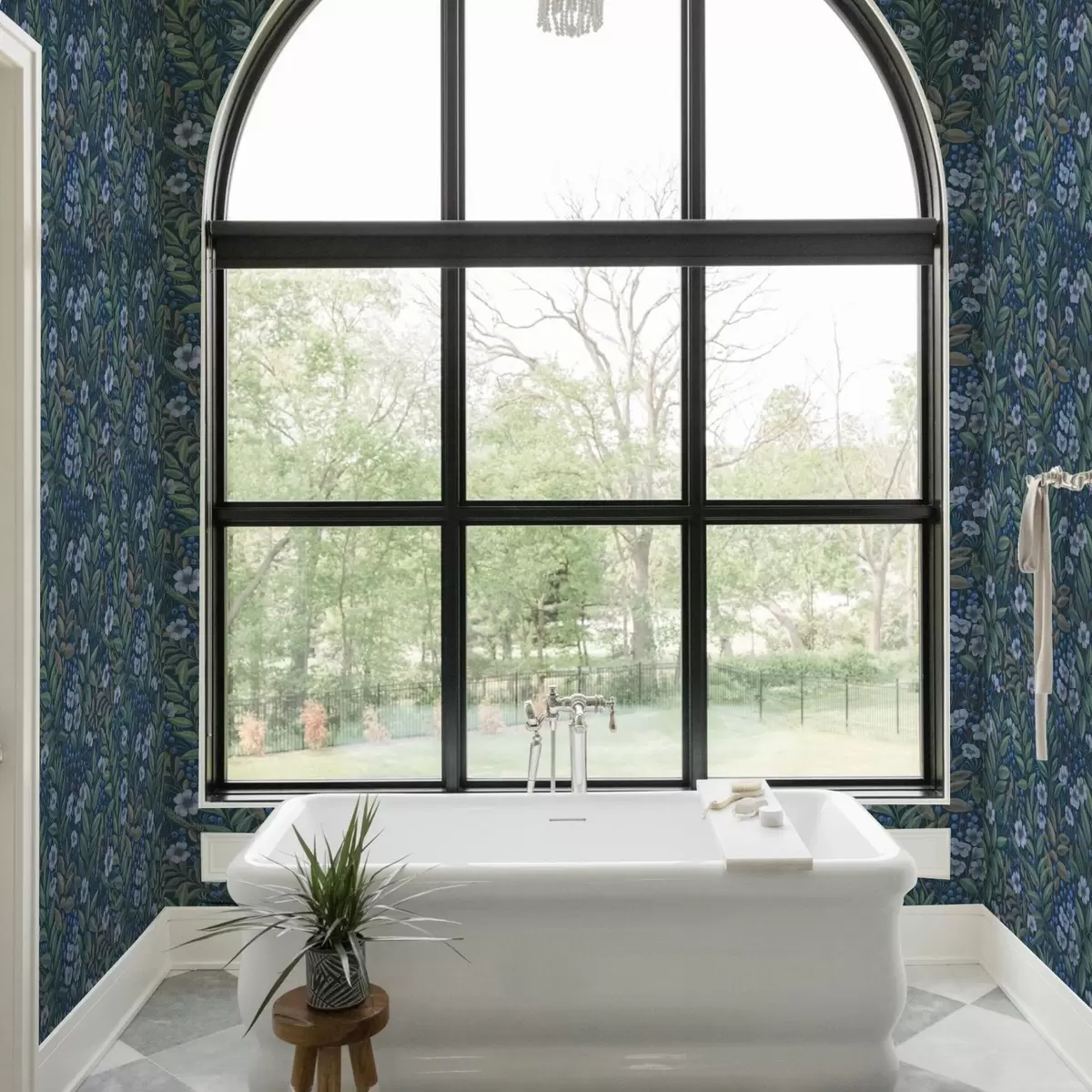 Papel de parede Bagas azul-escuro e flores brancas em folhagem densa a00994