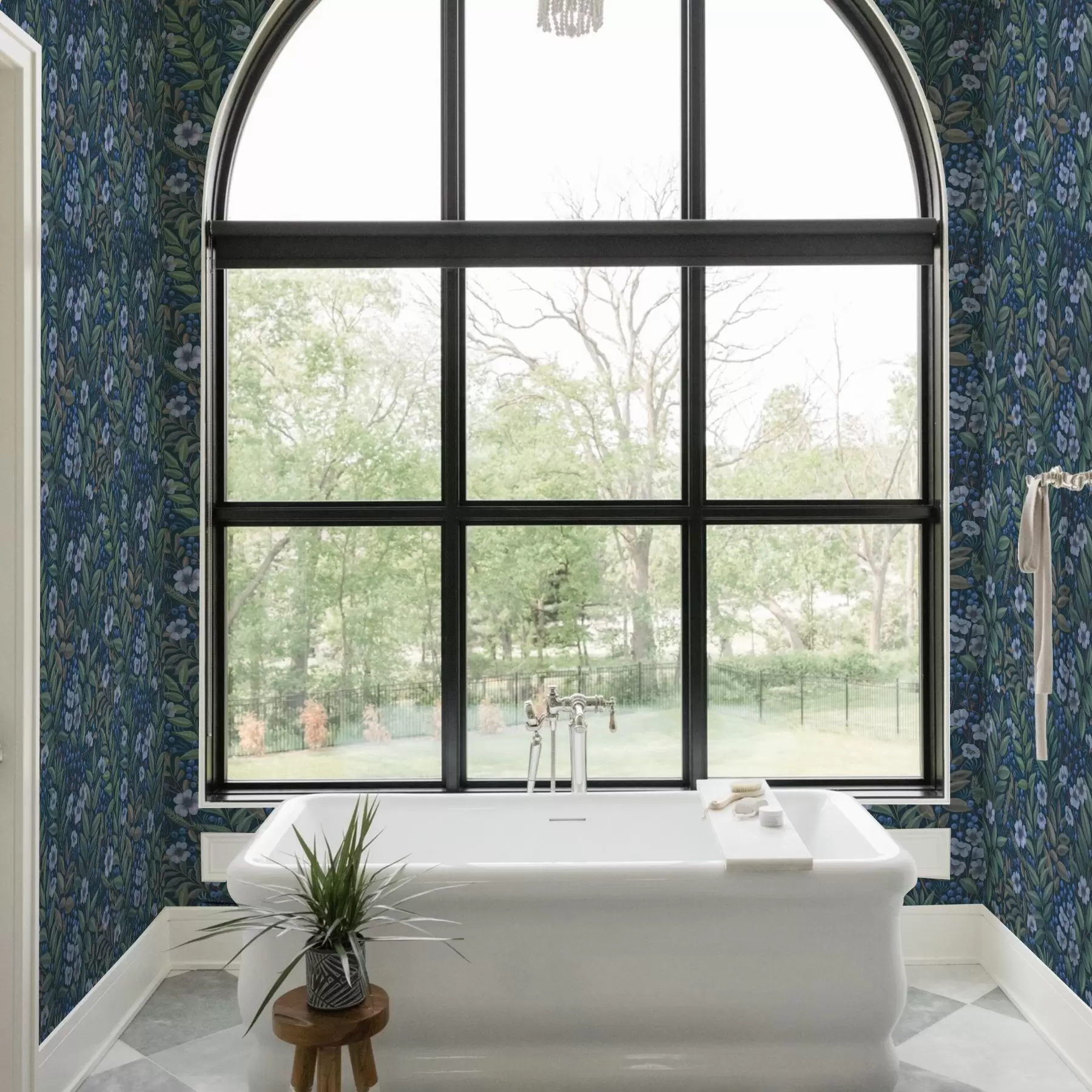 murais de parede Bagas azul-escuro e flores brancas em folhagem densa a00994