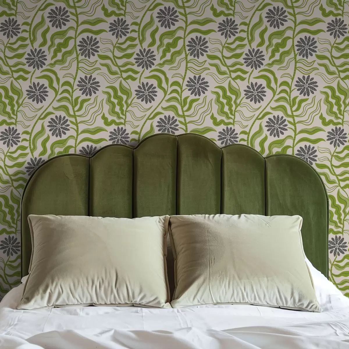Papel de parede Margaridas verdes divertidas com folhas onduladas sobre um fundo creme a00998
