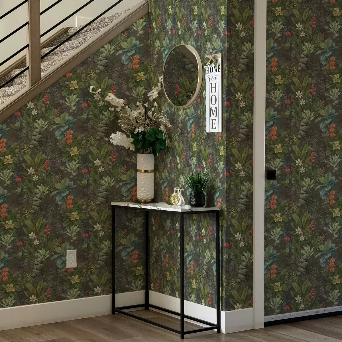 Papel de parede Jardim tropical escuro com flores e folhagens brilhantes a01079