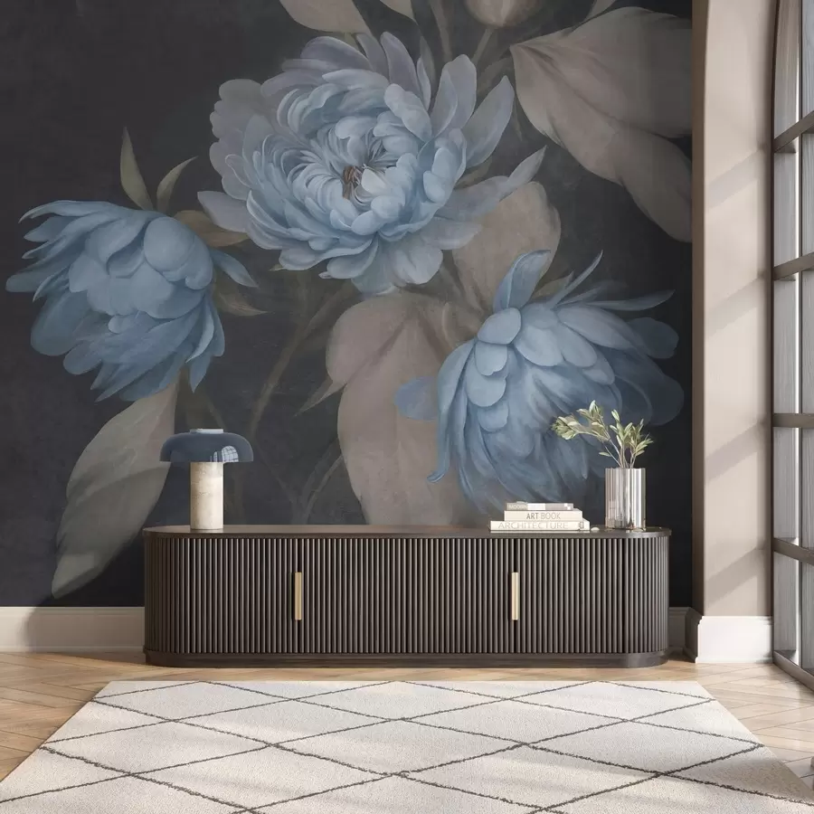 murais de parede Flores de peônia azul-claro com textura e folhas bege sobre um fundo escuro w09751