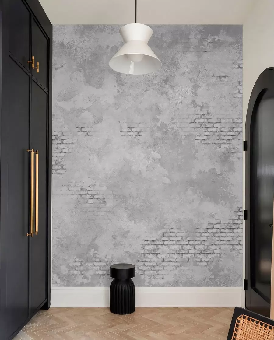 murais de parede Reboco cinzento estilo grunge com trechos de tijolo à vista w05161v2