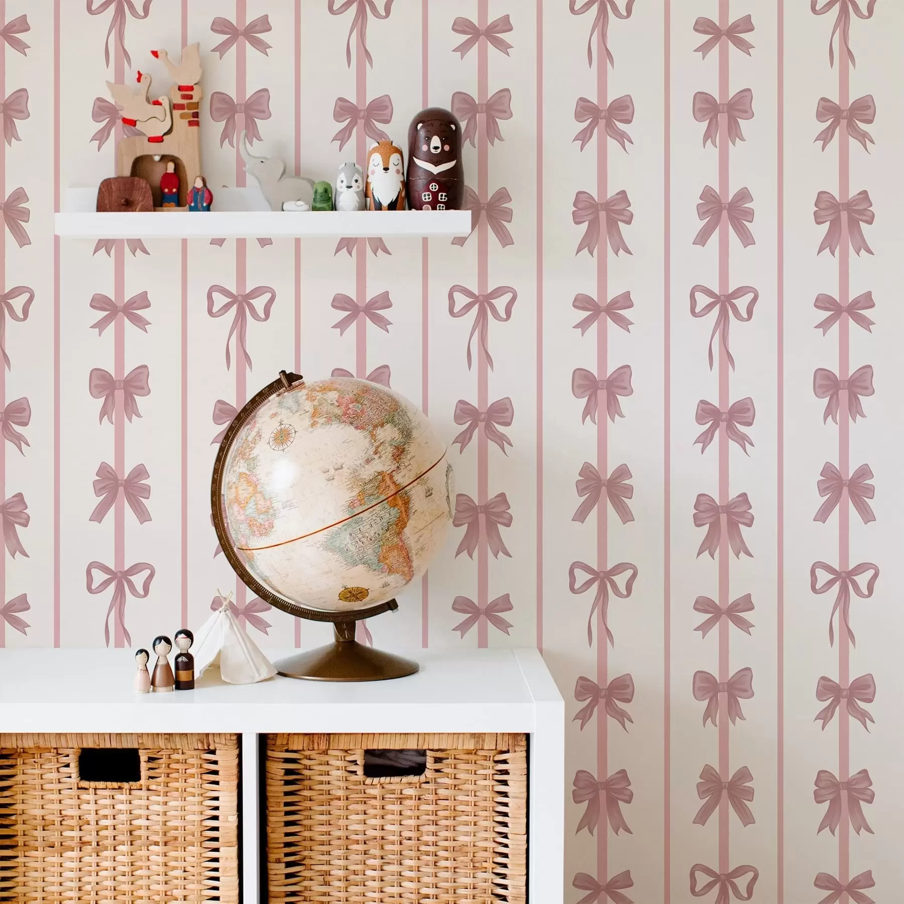 murais de parede Laços cor-de-rosa em riscas verticais sobre um fundo claro a01075