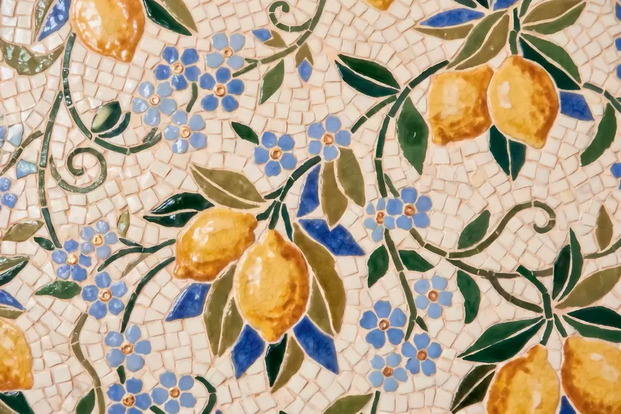 murais de parede Composição decorativa colorida em estilo de mosaico cerâmico com limões suculentos, flores, folhas e ramos w09948