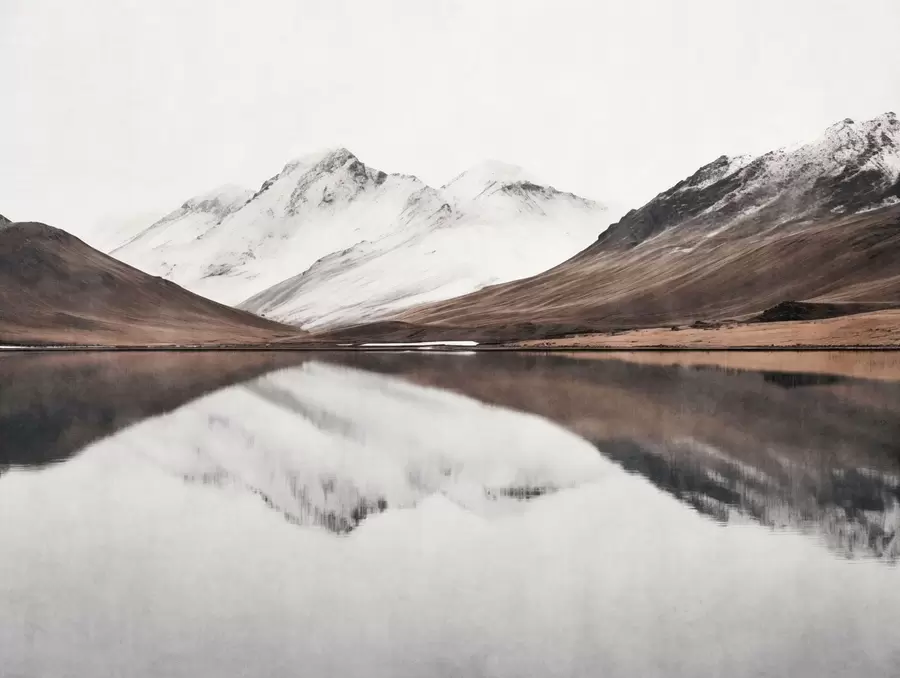 murais de parede Picos montanhosos cobertos de neve e um lago tranquilo com um reflexo semelhante a um espelho w05816