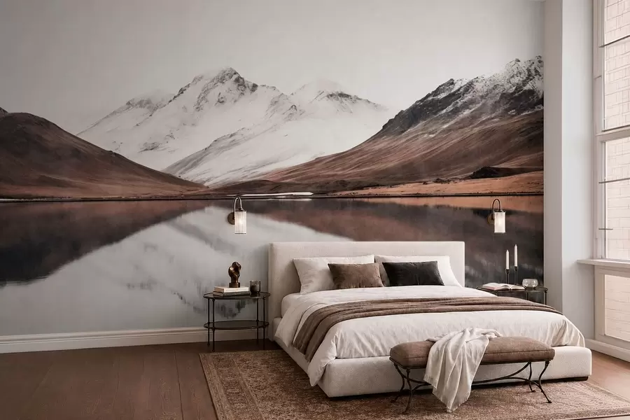 murais de parede Picos montanhosos cobertos de neve e um lago tranquilo com um reflexo semelhante a um espelho w05816