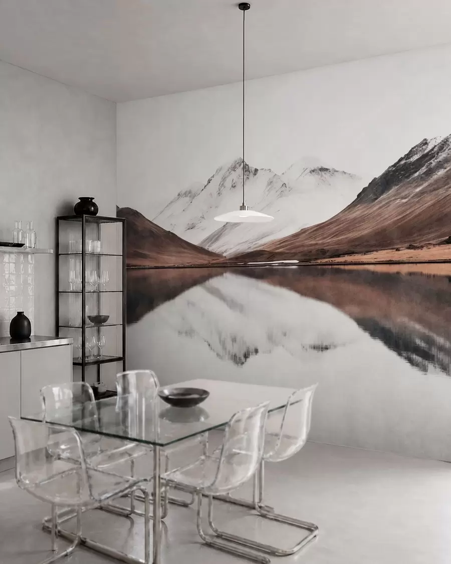 murais de parede Picos montanhosos cobertos de neve e um lago tranquilo com um reflexo semelhante a um espelho w05816